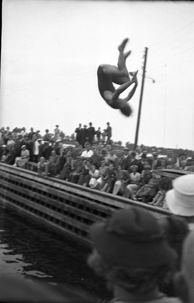 13635-6.61 juni 1937 svømmestævne Hans Leikert under udspring