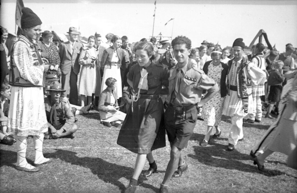 13635-6.81 juli-aug. 1937 Jamboree, Holland Rumæner danser med Hollandsk pigespejder.