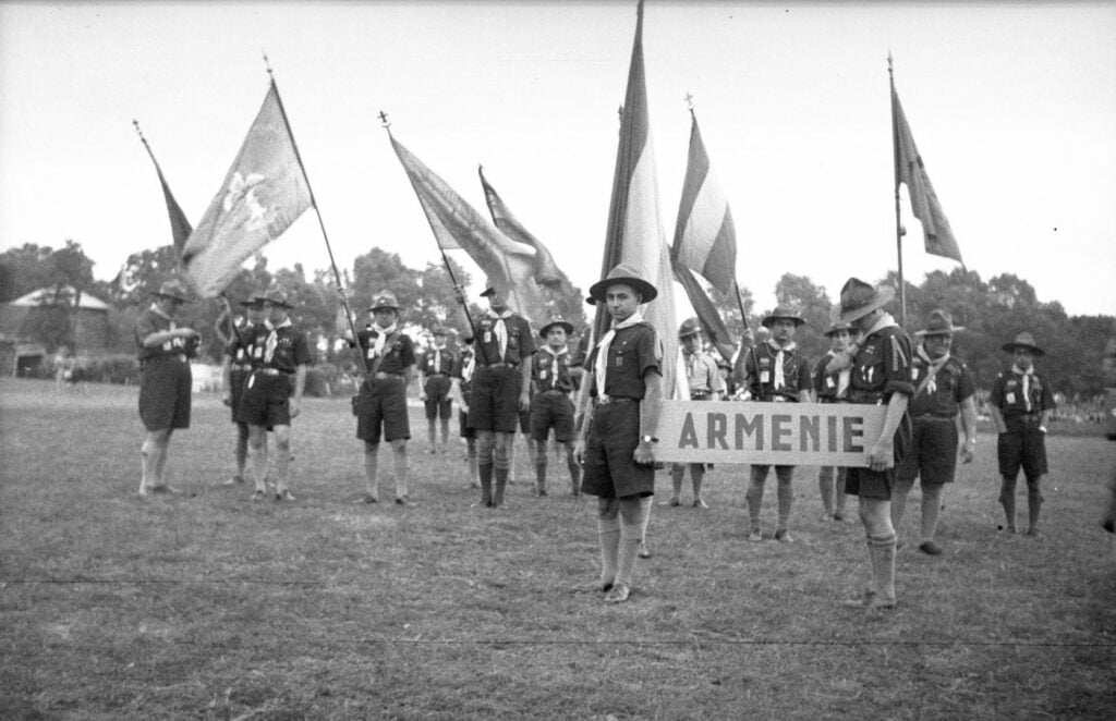 13635-6.87 juli-aug 1937 Jamboree Holland fra den store parade- Armenien