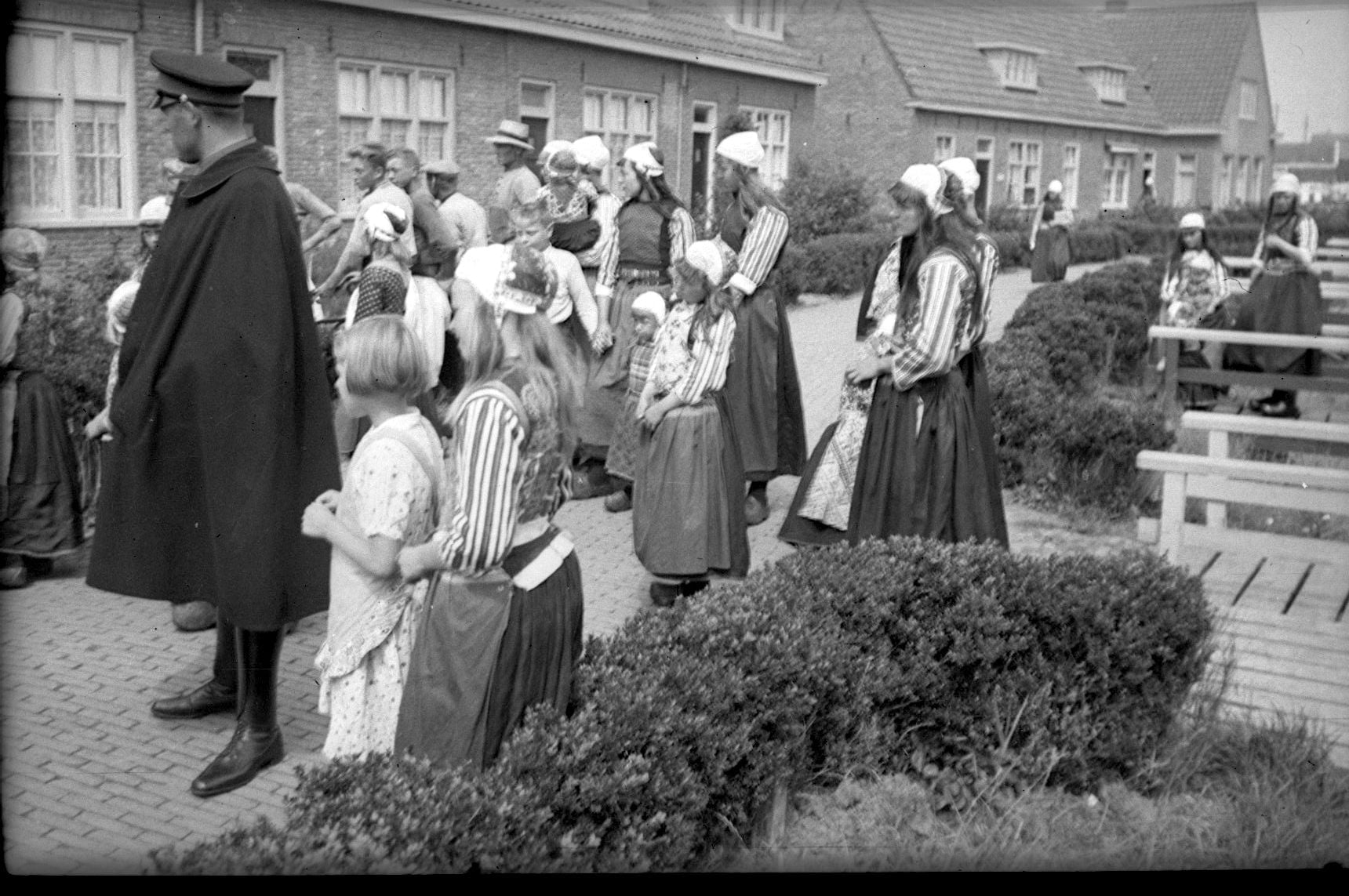 13635-6.96 Kvinder i nationaldragt Valendam, Jamboree Holland 1937