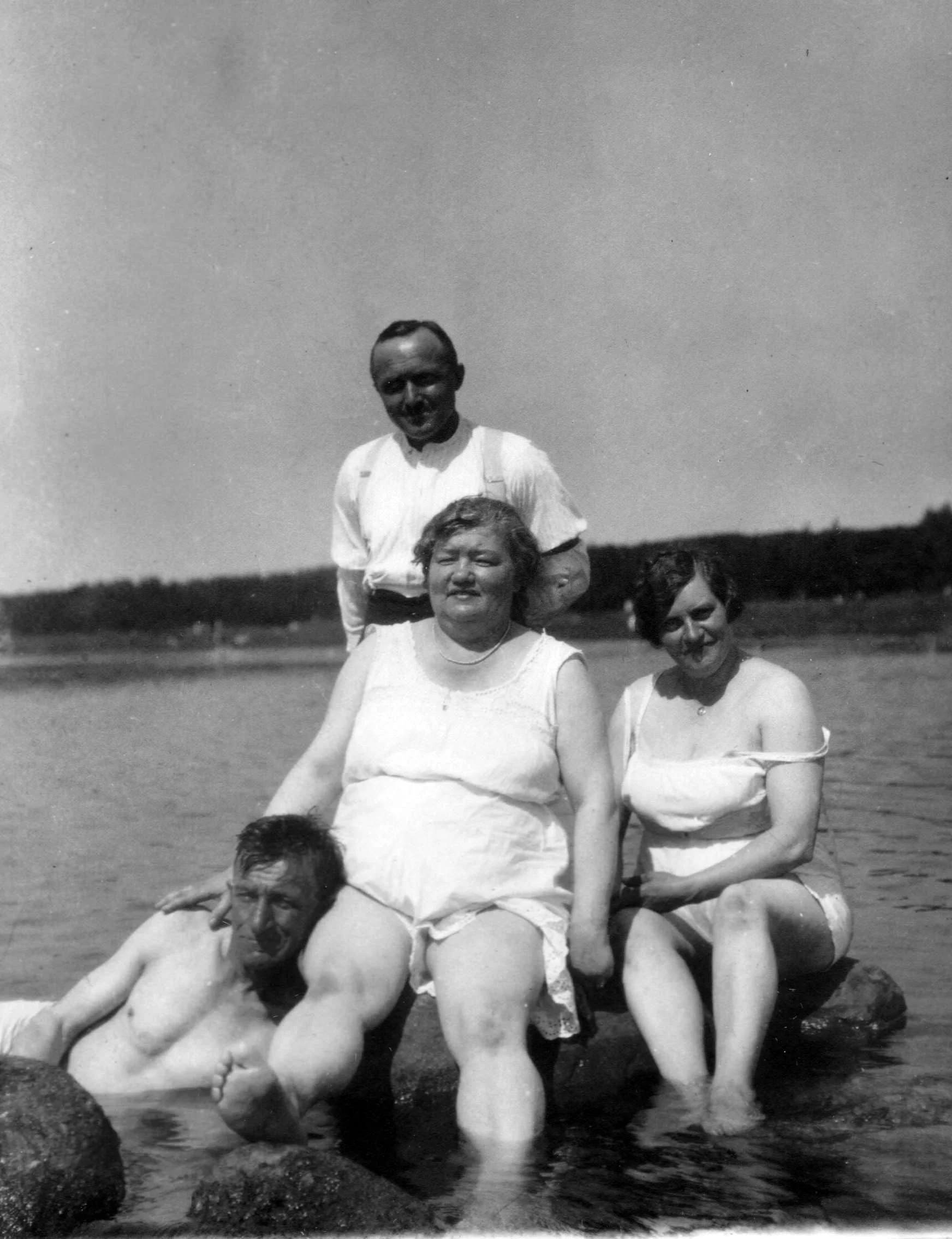 59.106 Badning i 1928 Magda Lorentzen i midten, Niels Daniel Hoppe Lorentzen bagerst.