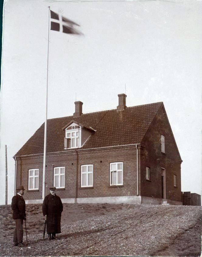 71.106 Agger 1899. Vandbygningsdirektør Otterstrøm og Ingeniør Sletting foran ingeniørboligen ( tekst på bagside af billede )