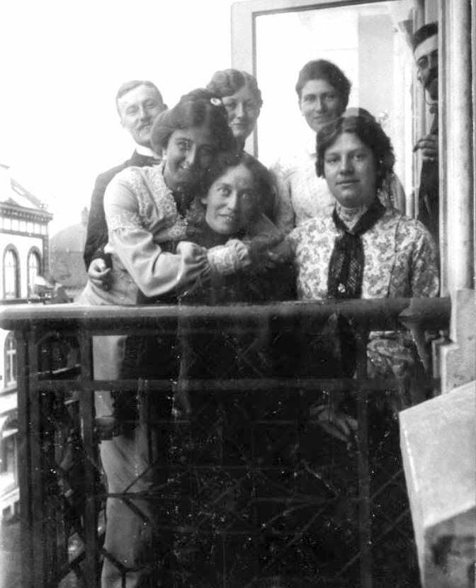 71.11 Fabricius, Holga og Betty på altanen i Esbjerg 1905