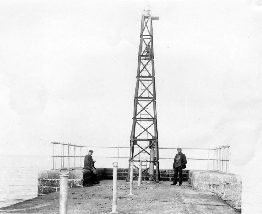 71.116 Vorupør mole. Fyrtårnet bygges. En af tømrerne ses til højre i billedet.