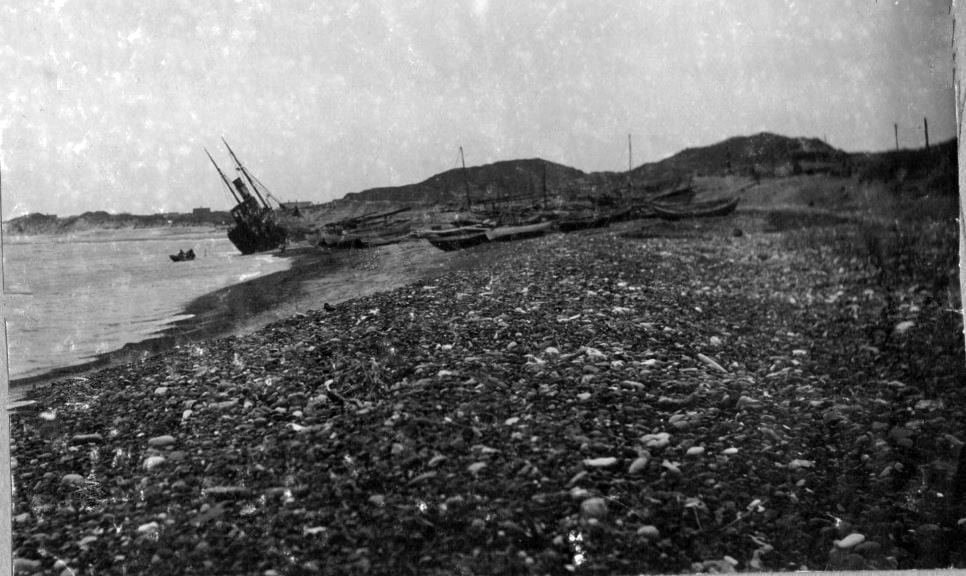 71.165 Klitmøller 1909 : Damperen Lepantos stranding ved Klitmøller 5. januar 1909. Peter Sletting skriver " Ved taljer og lignende til skibets master lykkedes det at rette skibet op "