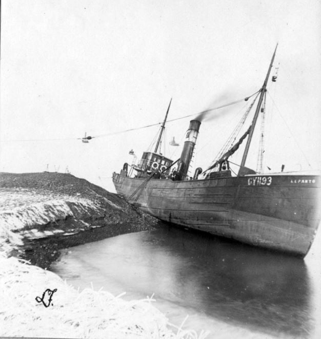 71.166 Klitmøller 1909: Damperen Lepantos stranding ved Klitmøller 5. januar 1909. Peter Sletting skriver " Jeg fik fiskerne og staten til at købe skroget og fik dette fyldt med beton "