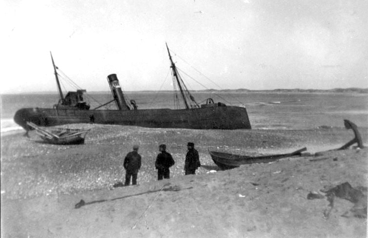 71.167 Klitmøller 1909: Damperen Lepantos stranding ved Klitmøller 5. januar 1909. Peter Sletting skriver " Jeg fik fiskerne og staten til at købe skroget og fik dette fyldt med beton "