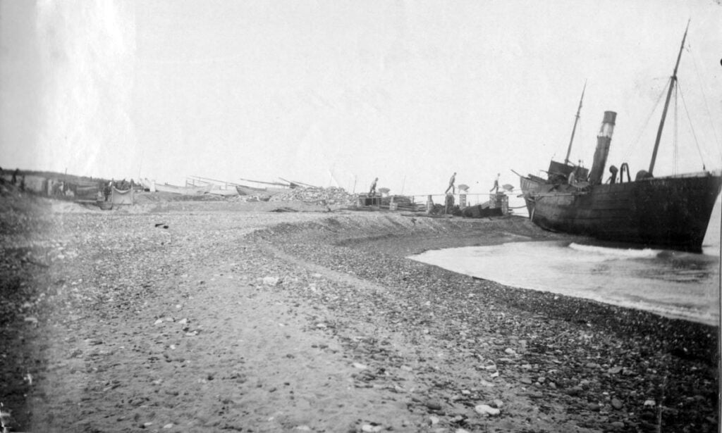 71.169 Klitmøller 1909: Damperen Lepantos stranding ved Klitmøller 5. januar 1909. Peter Sletting skriver " Jeg fik fiskerne og staten til at købe skroget og fik dette fyldt med beton "