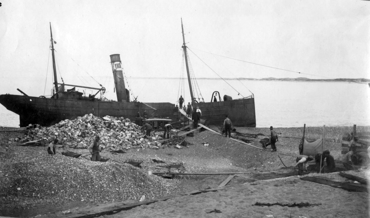 71.170 Klitmøller 1909: Damperen Lepantos stranding ved Klitmøller 5. januar 1909. Peter Sletting skriver " Se hvor i fylder. Vi sparede og plumpede store sten ned i betonen. - Det var en dyr sparsommelighed "