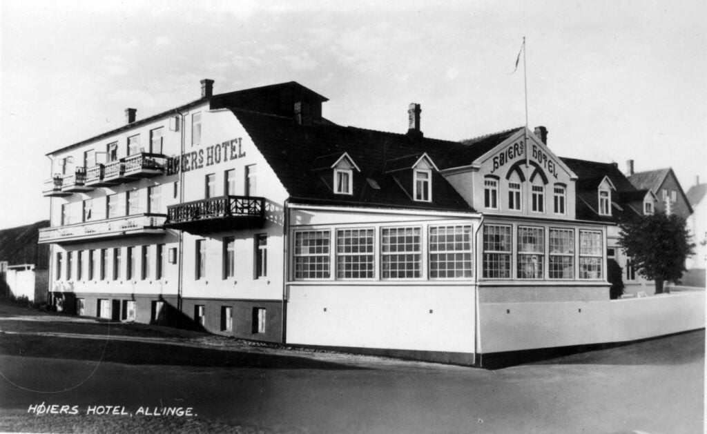 71.184 Allinge, Bornholm : Ubrugt postkort med Høiers Hotel.