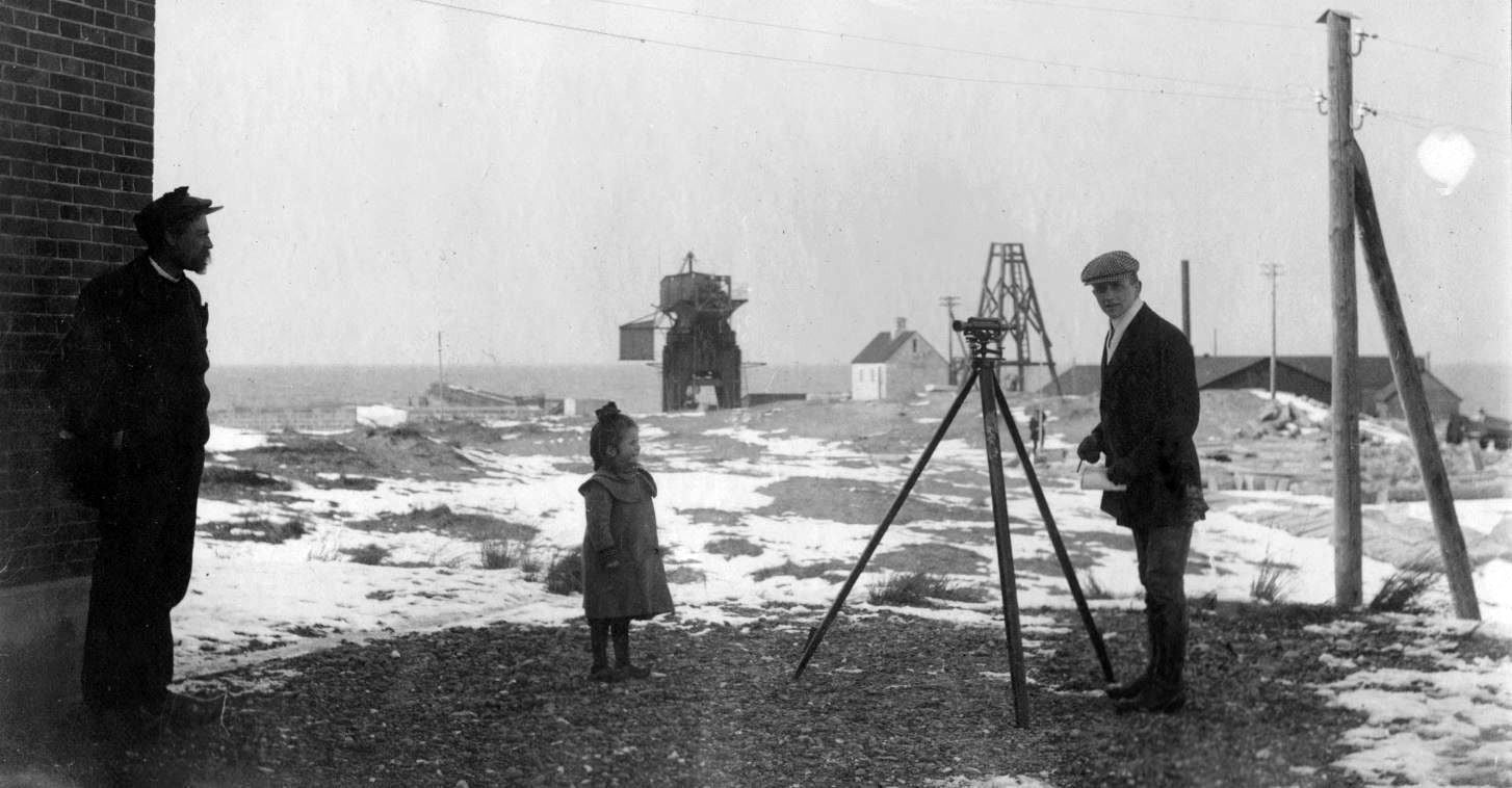 71.58 Vorupør vinter 1908. Fra venstre Formand Nielsen, Lull, samt Poul Sletting der forsøger at lære landmåling.