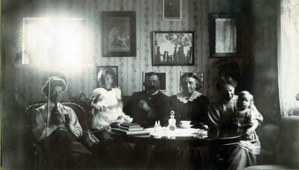 71.67 Hanstholm. Fra venstre Dagny Folkmann, Lull Sletting, Peter Sletting, bedstemor, Holga med Lene