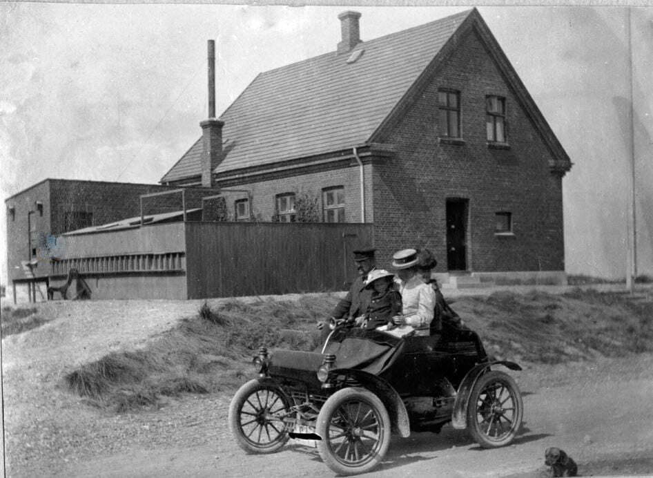 71.99 Vorupør ca. 1908. Peter, Holga, Lull samt enkefru Sletting på køretur i bil nr. 2. Beskrives som 1 cylindret liggende motor. Jeg tror det er en Oldsmobile Curved Dash fra ca. 1907.