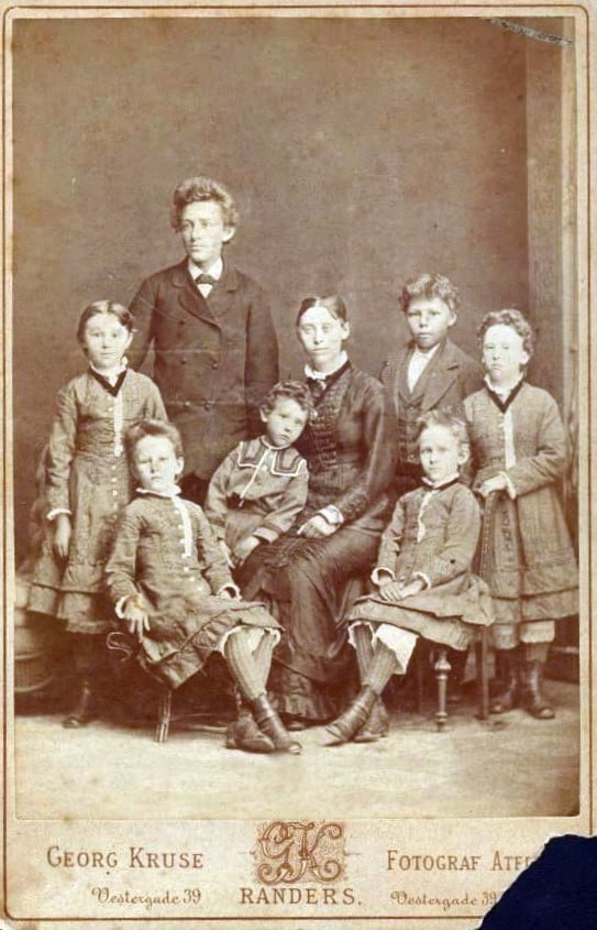 74.2 Købmand Jacob Møller og fru Ane med børn.