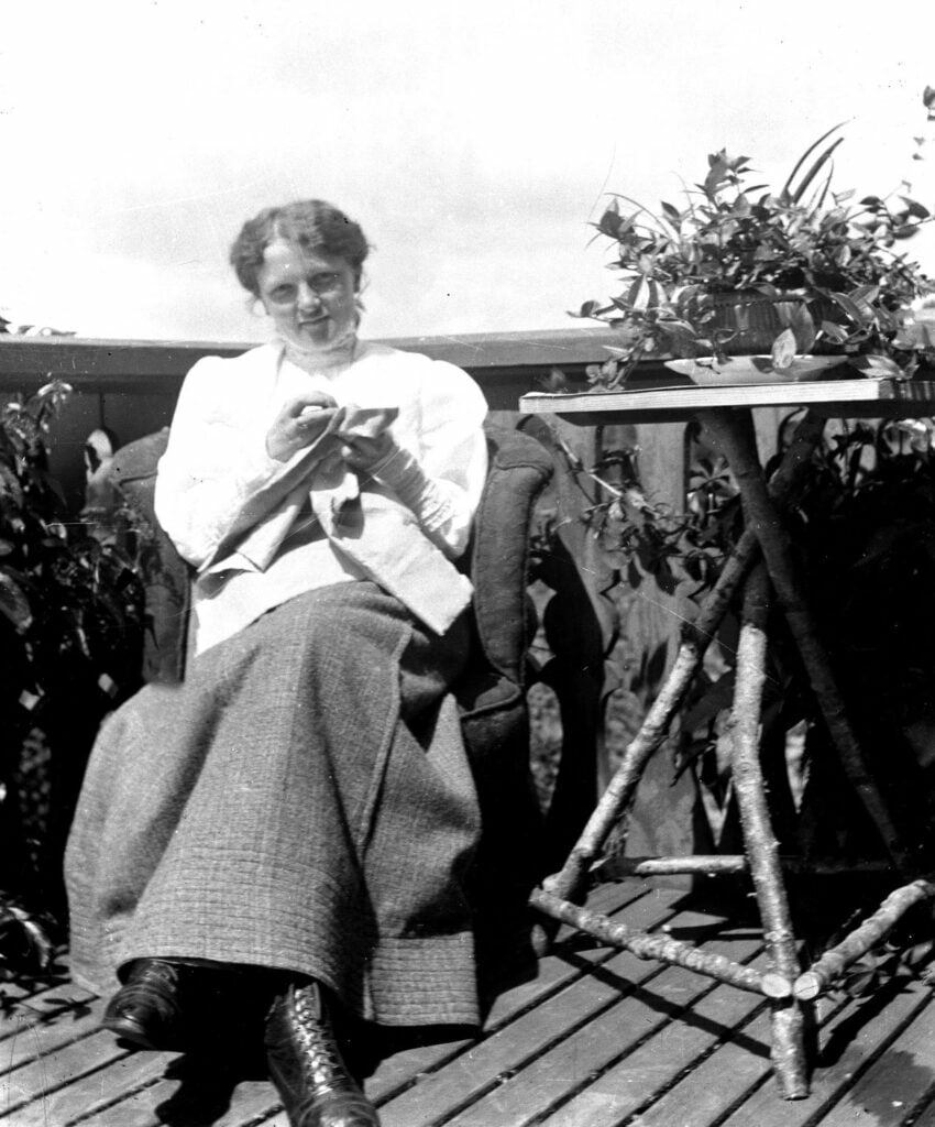 13897.1.11 Emilie sidder på en altan. Kan det være på altanen på villa Alfa i Nødebo som falder ned 10. juli 1906 hvor Emilie kommer til skade.