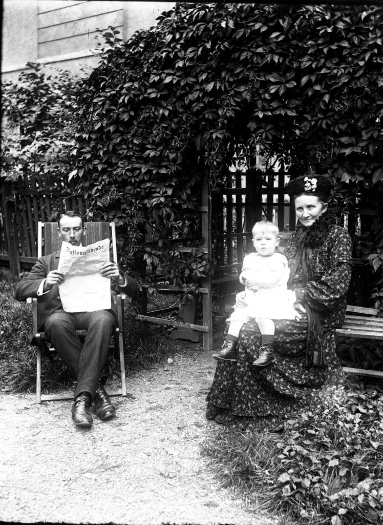 13897.11.6 Fra haven ved Falkenhus. Til venstre ses Edmund og til højre er det muligvis Emilies mor der sidder med Knud.