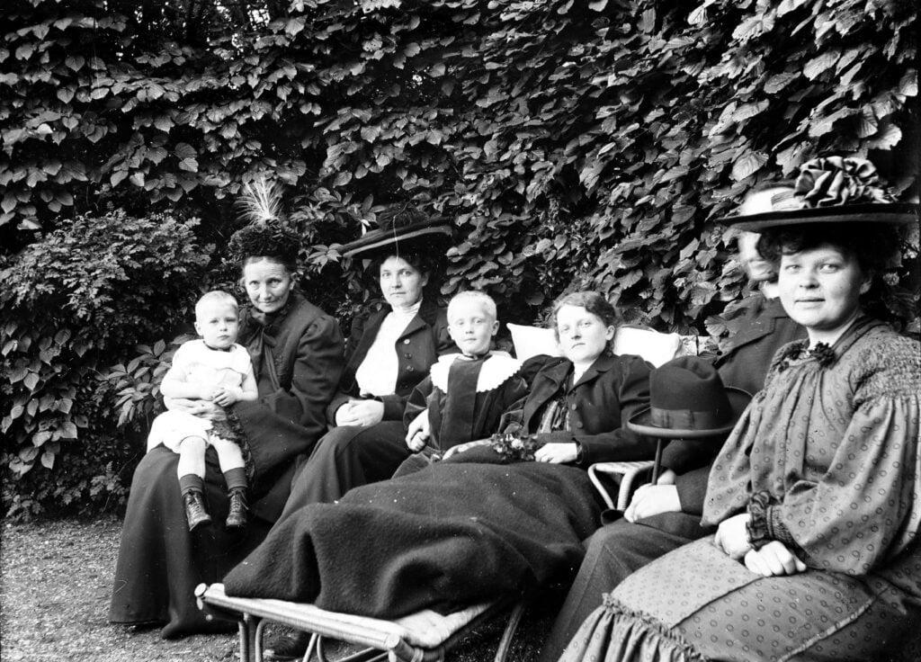 113897.17 Fra venstre Knud, Emilies mor, en af Emilies søstre, Johan, Emilie, Edmund og en af Emilies søstre. Måske sygebesøg hos Emilie efter faldet fra altanen juli 1906 ?