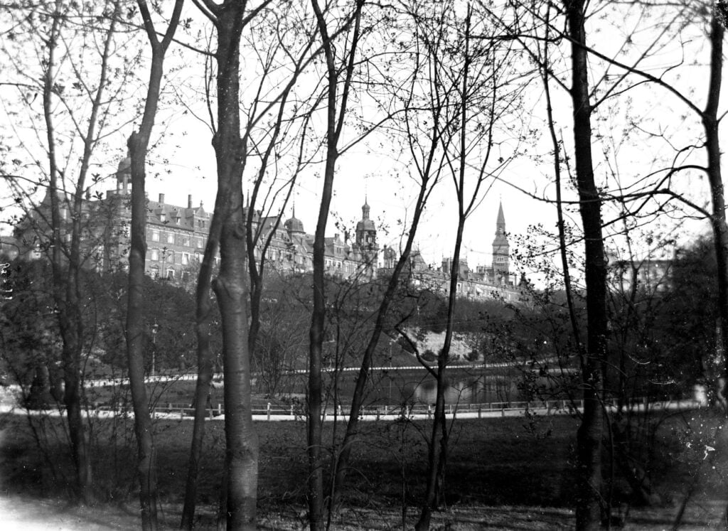 13897.5.13 Aborreparken i det gamle voldterræn. Parken eksisterede fra 1888 til 1904. Bygningerne bagved er H.C. Andersens Boulevard 5 til 17.