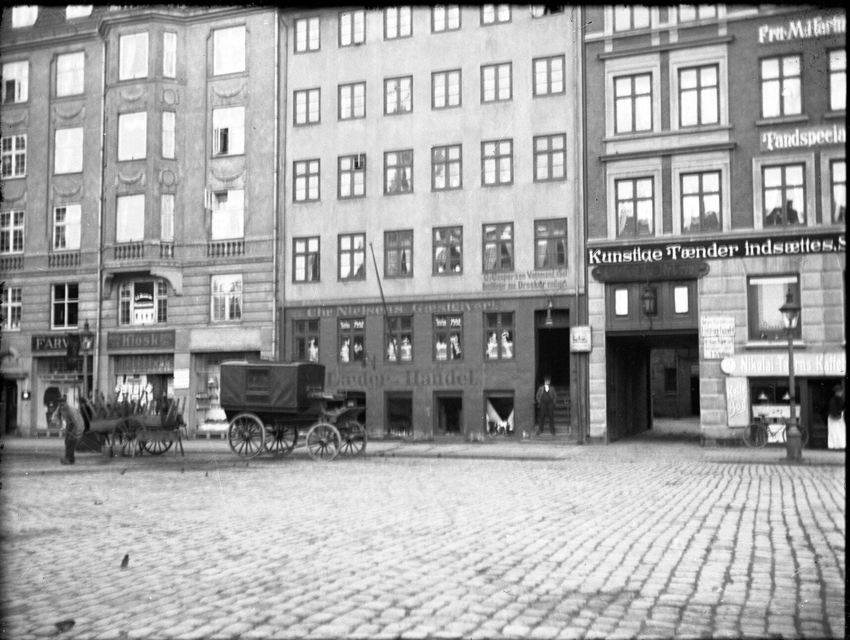 13897.7.13 Christianshavns Torv 2-6.Edmunds fødehjem. Faderen havde læderhandel i kælderen.