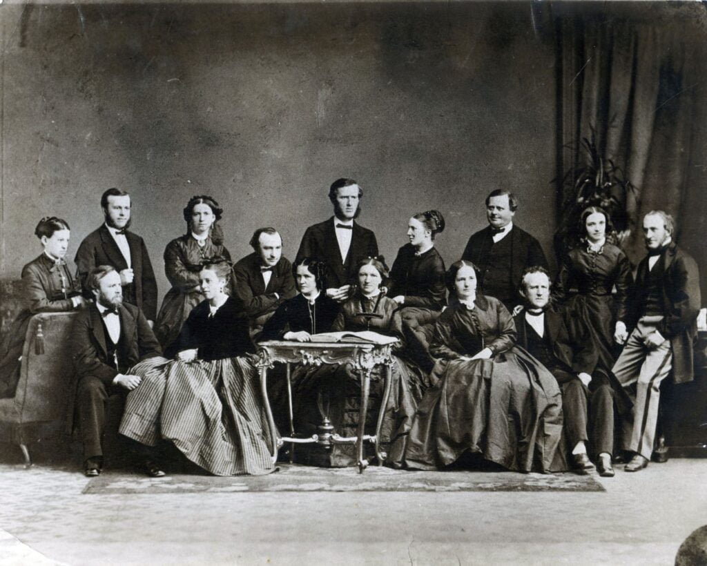 75.106 Personopstilling, Borch-familen. Georg Ferdinand Borch ses stående i midten af billedet. Ukendt årstal.