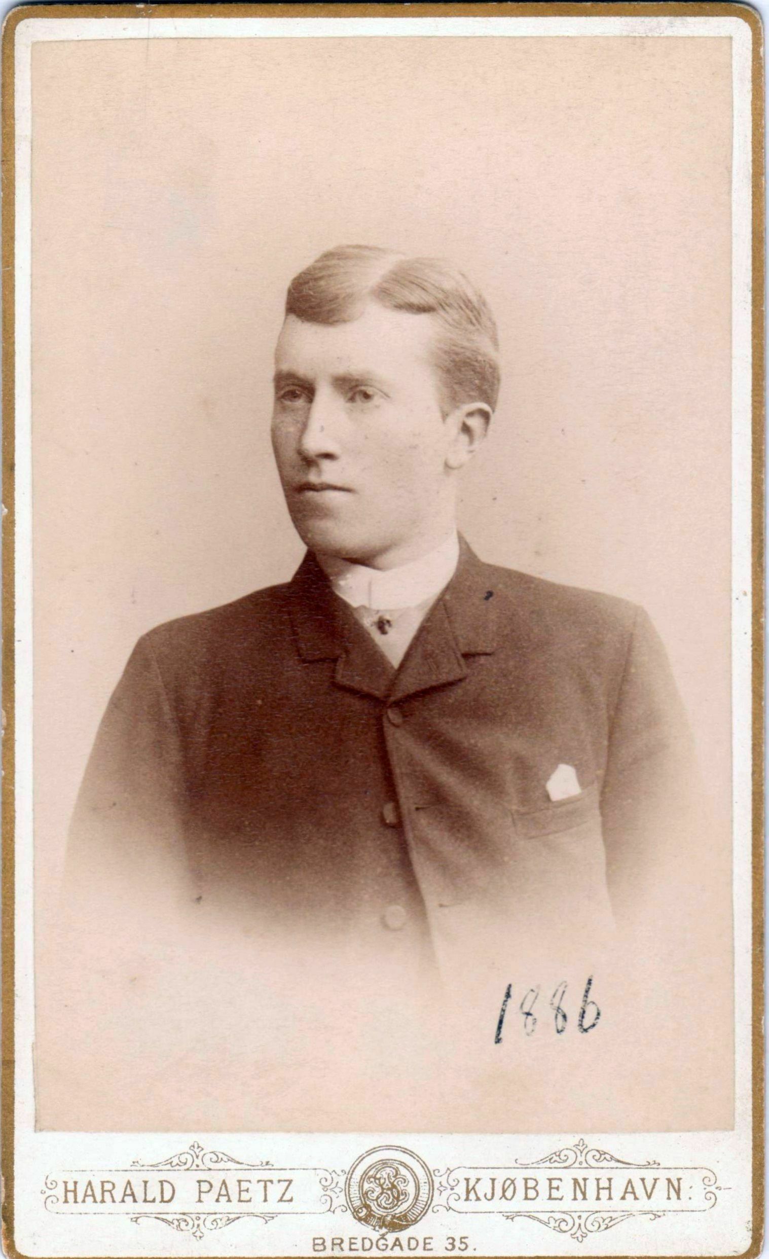 75.33 Oscar Borch f. 13.2.1866, søn af G.F Borch. Fotograf Harald Paetz, Bredgade 35, København 1865-1895