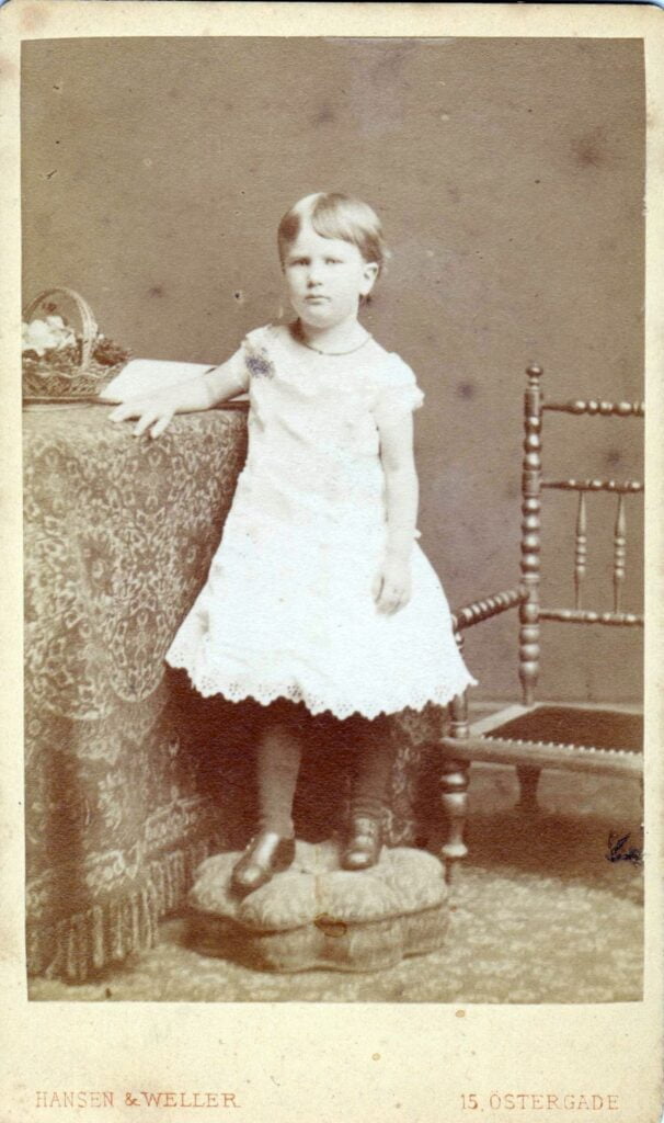 75.66 Carla Borch, f. 12.2. 1877 søster til Olaf Georg. Fotograf Hansen og Weller, Østergade 15, København