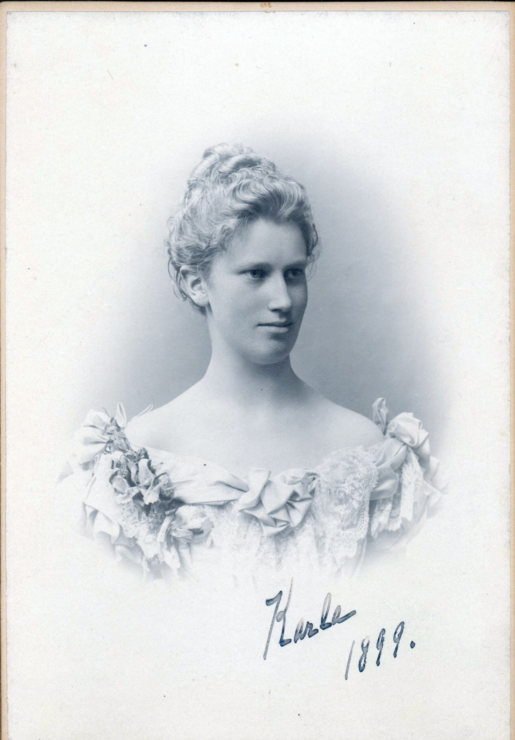 75.75 Carla Borch, f. 12.2. 1877 søster til Olaf Georg. Fotograf Carl Sonne, Gothersgade 45, København. Dateret januar 1899