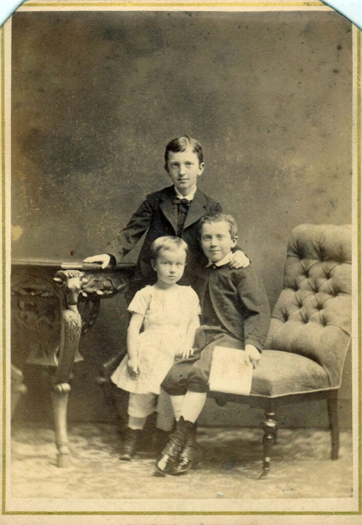 75.83 Ferdinand, Oscar og Olaf Borch. Fotograf L. Grundtvig, Amagertorv 10, København. Datering ukendt, men cirka 1873 efter Olaf at dømme.