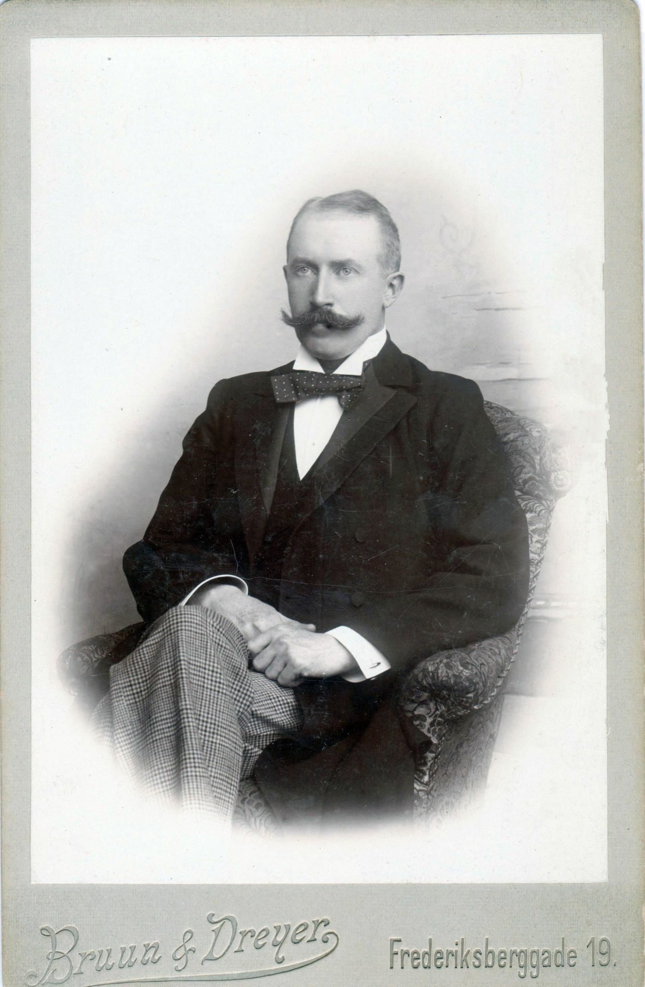 75.84 Oscar Borch f. 13.2.1866, søn af G.F Borch. Fotograf Bruun og Dreyer, Frederiksberggade 19, København. Datering ukendt.