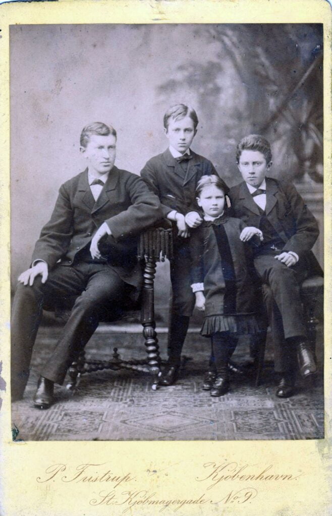 75.85 Ferdinand, Oscar, Karla og Olaf Borch. Fotograf P. Fristrup, Kjøbmagergade 9, København. Dateret jul 1881