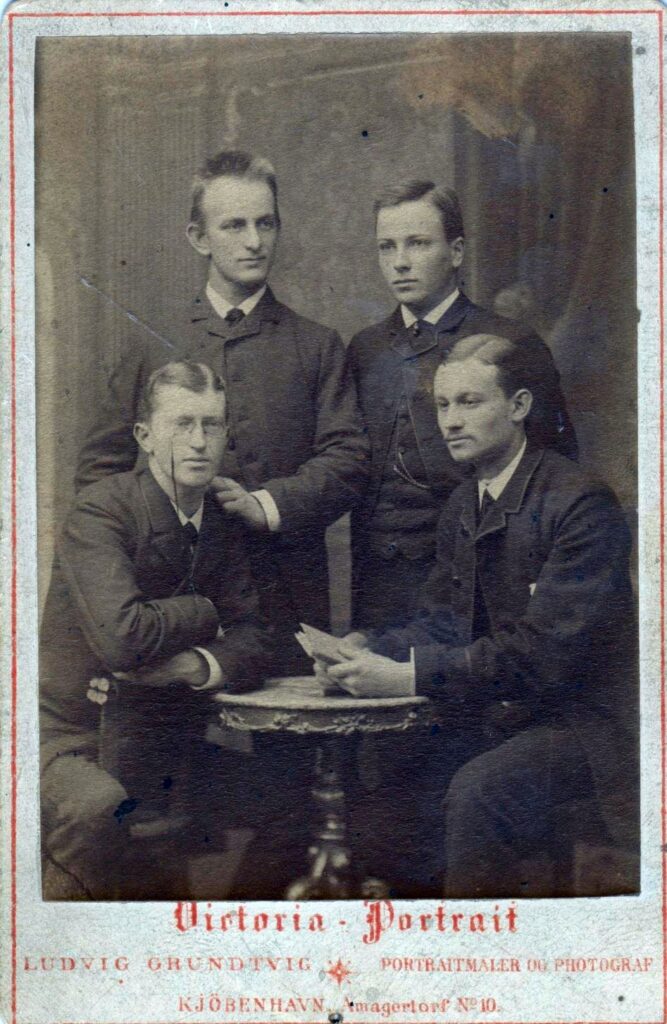 75.93 Ferdinand Borch, Henrik Petersen, Eivind Ulundt og Georg Holm. Dateret december 1884. Fotograf Ludvig Grundtvig, Grundvigsvej 3, København