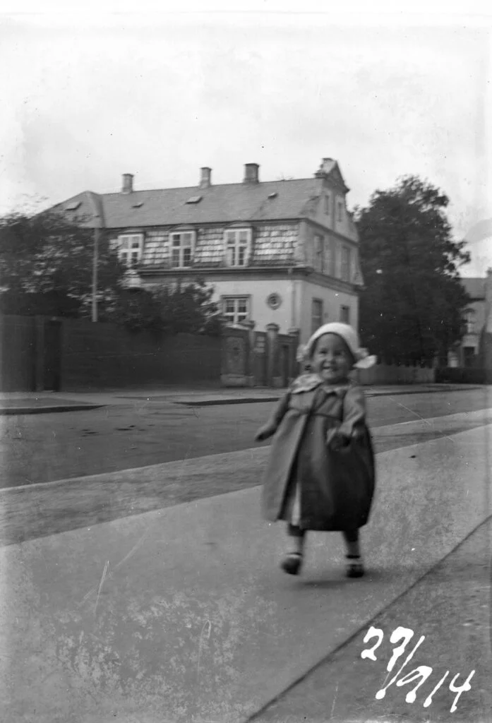 14183.1.4 Gudrun foran Amalievej 2, 1875 Frederiksberg. Landbohøjskolen til højre. Egen FB 15.10.2023