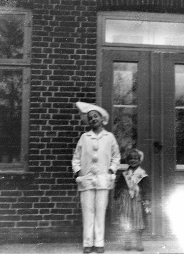 14183.8.18 Gudrun og en lille udklædt pige (med mindre det er Keld der er klædt ud) Havesiden af familiens hus, Storegade 11, Glumsø.
