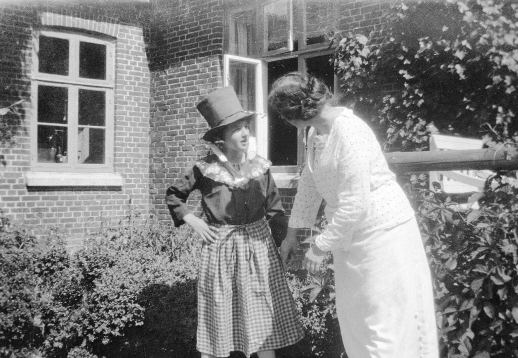 14183.8.33 En udklædt Gudrun og muligvis moderen Elna. Cirka år 1928, Billedet er fra havesiden ved familiens hus, Storegade 11, Glumsø.