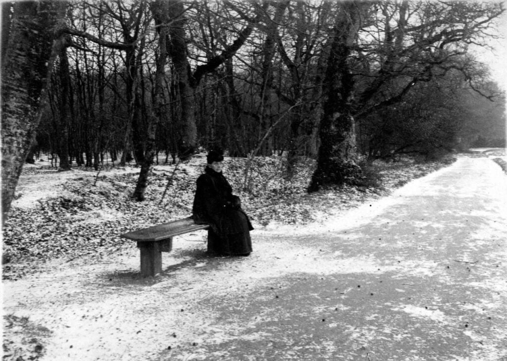 53.22 Moder i Charlottenlund skov, vinterdag år 1898