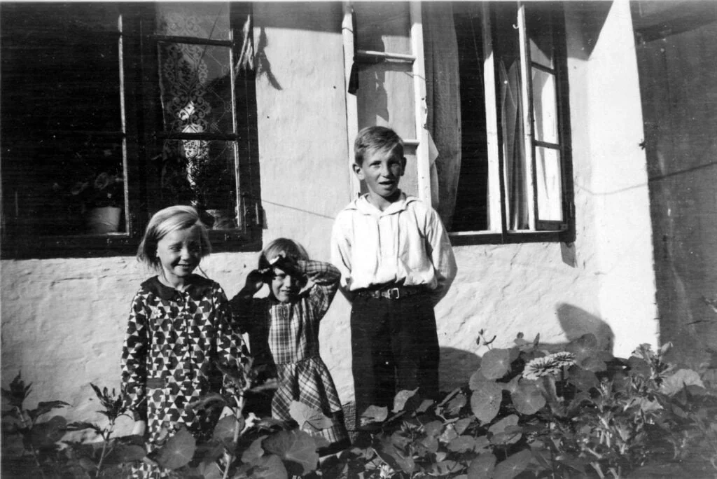 55.93 Kirsten, Mette og Anders ved Nordvanggård sommer 1930