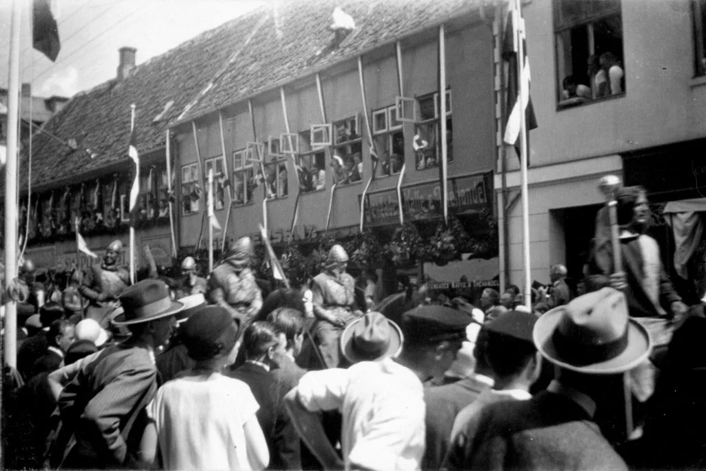57.425 Fortroppen med herolden Kapt. Volkersen, Montebello i spidsen. Det er ud for Stengade 40- Stengades kaffe og thehandel. Juni 1926.