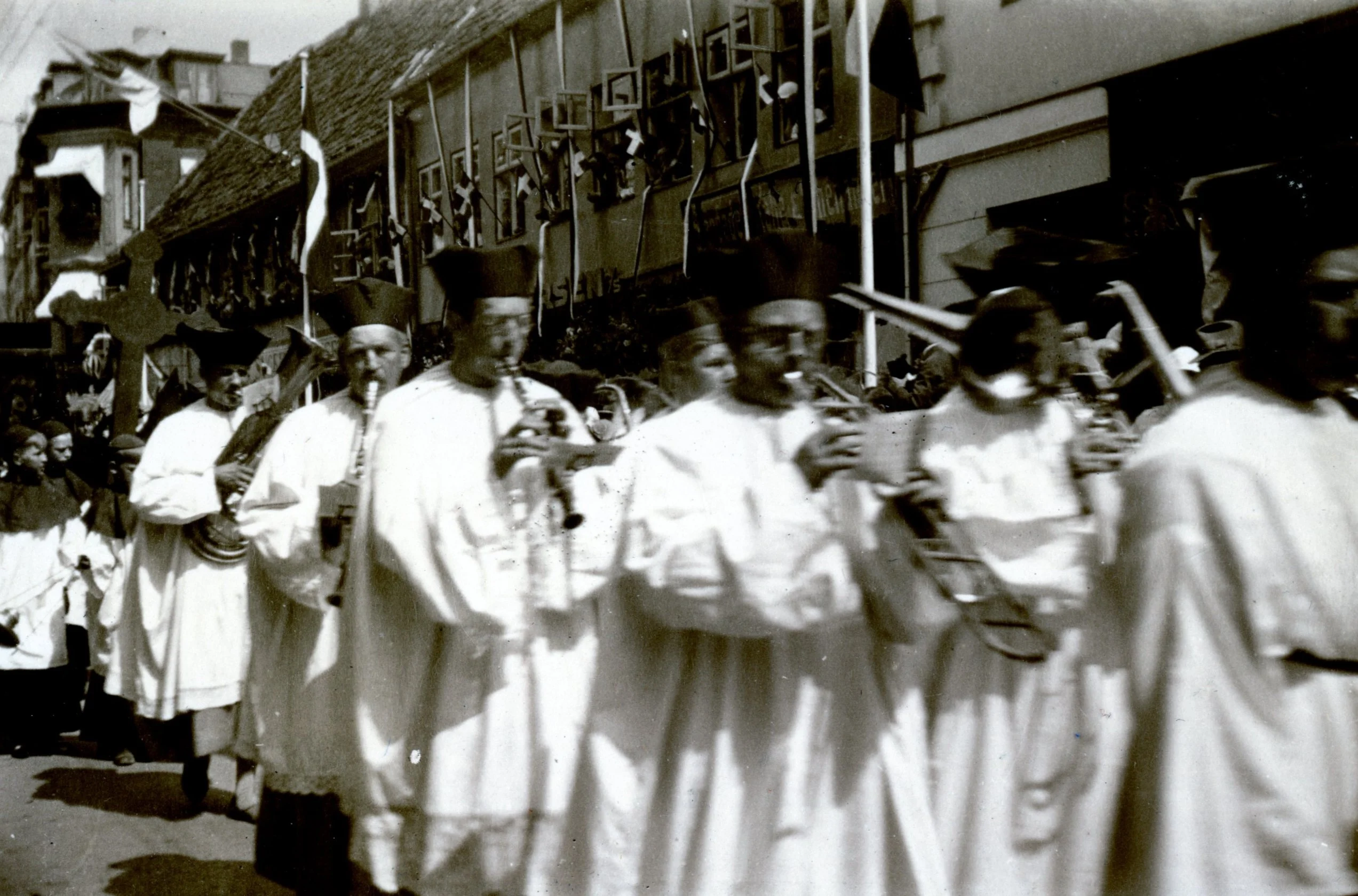 57.426 Musikerne spillende en hymne til Hellig hertug Knud. Det er ved Stengade 38- Aage Fischers Cafe og Thesalon.