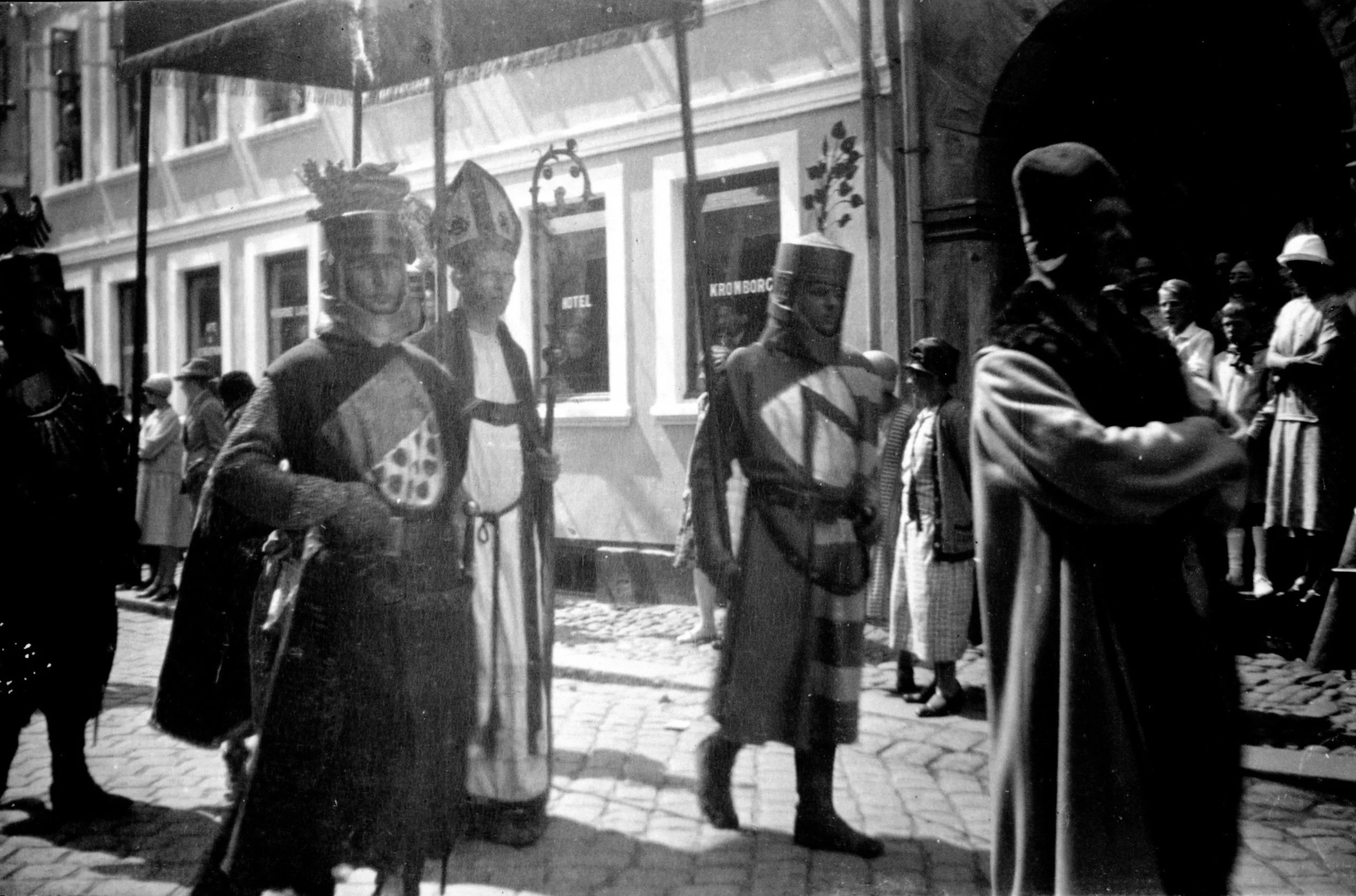 57.429 Direktør Willy Nielsen som ærkebiskop.