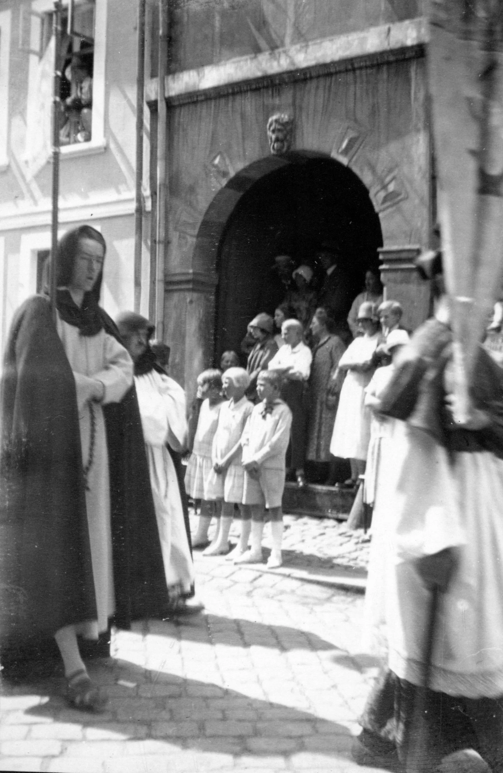 57.433 En af fanebærerne. Porten er ved Strandgade 49.