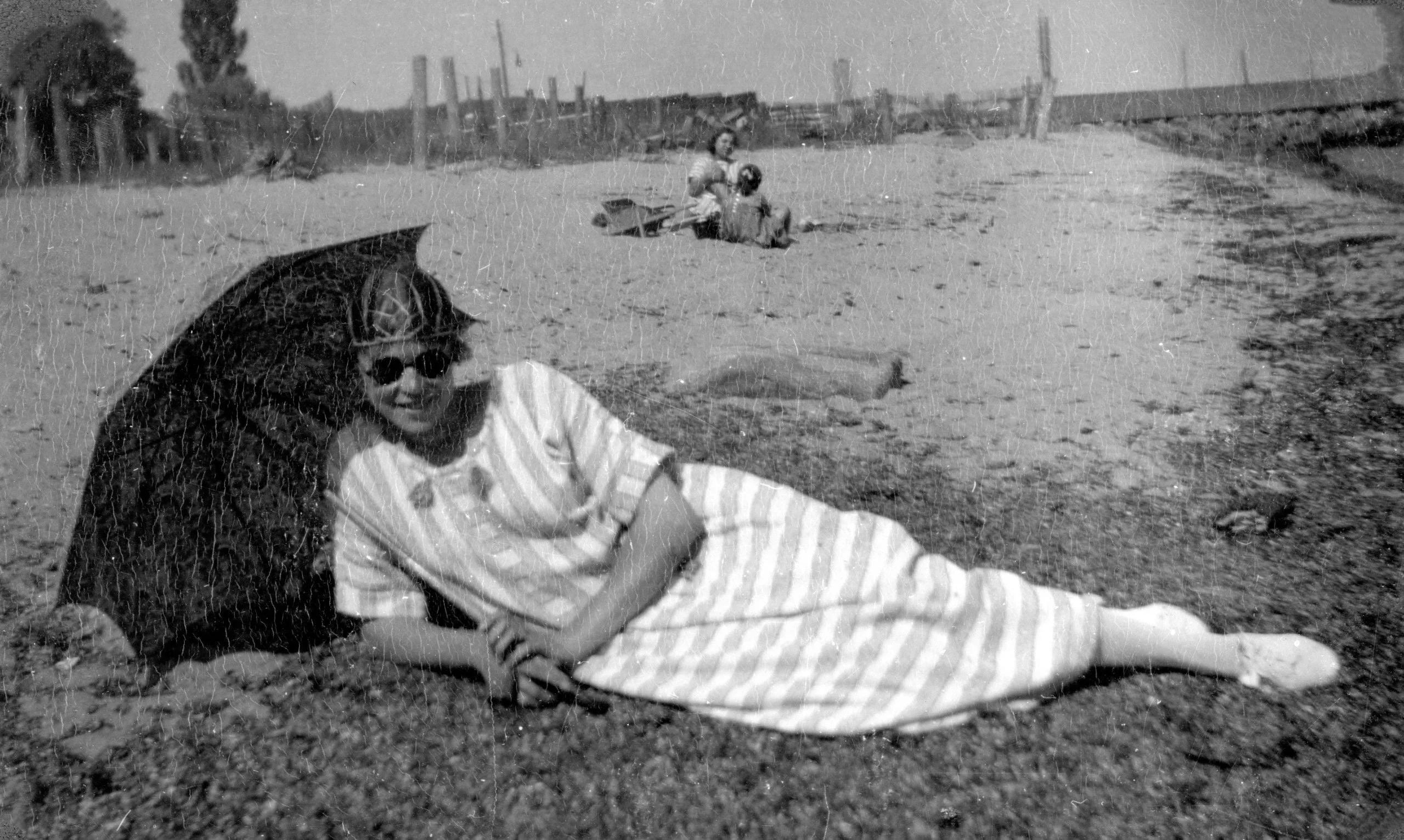 57.381 Stranden ved Espergærde - Ella 11. juni 1925