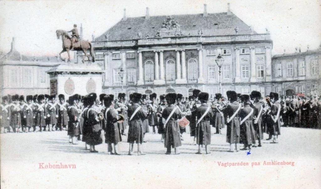 10885.13 Postkort fra vagtparaden på Amalienborg 1257 K Tekst ved x : Peters morfar, musiker ved garden.