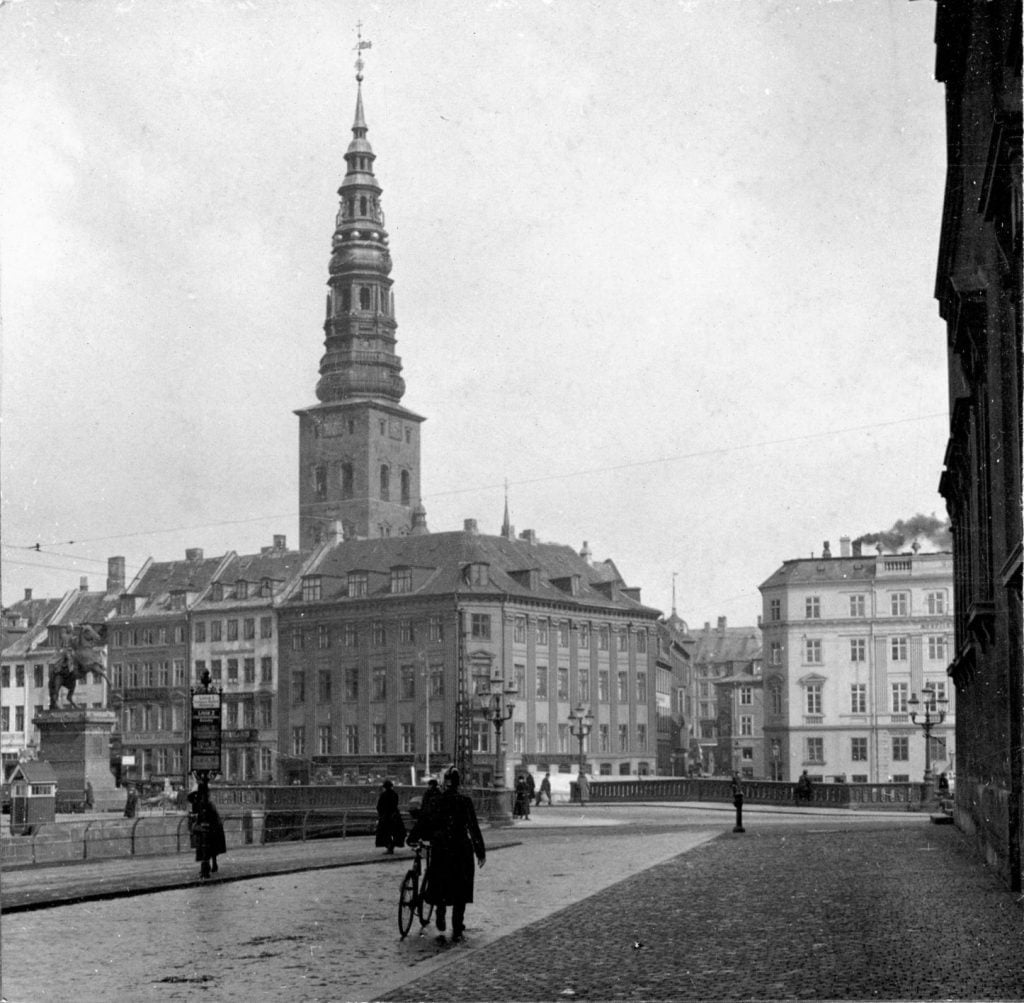 11859.5 Højbro Plads,Sankt Nikolaj kirke i baggrunden. Højbro Plads 21 er ejendommen i midten.