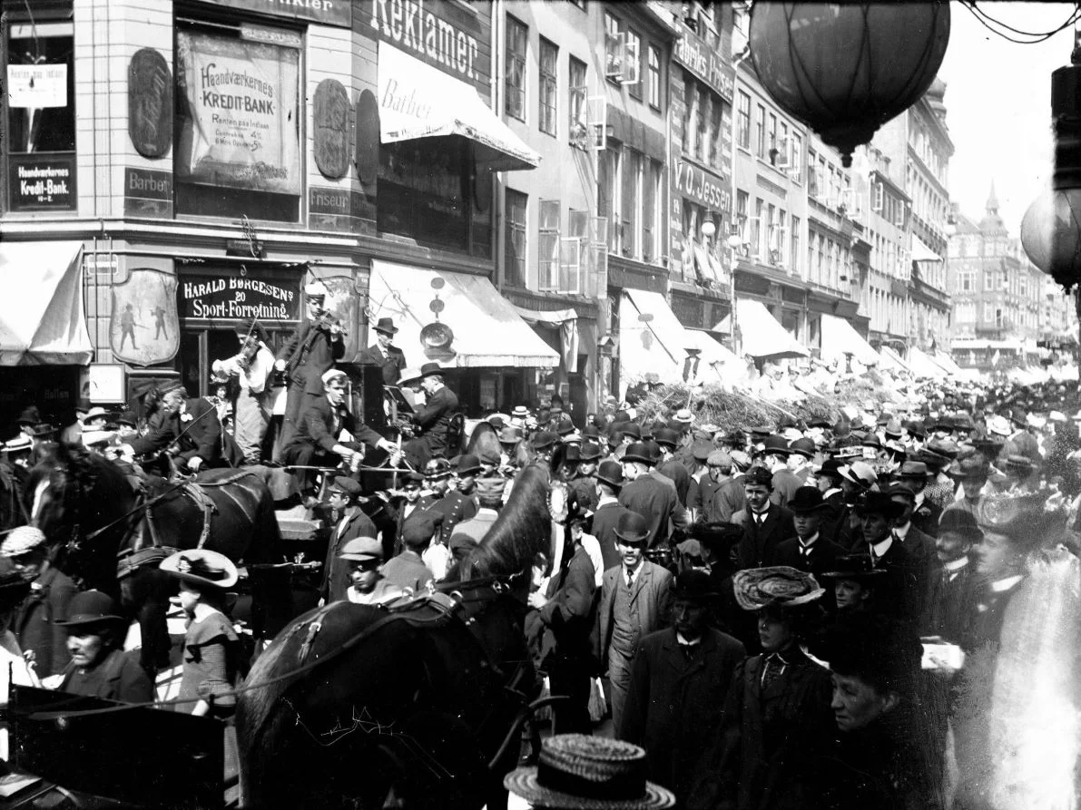13897.7.12 Frederiksberggade ved Kattesundet, set mod Gammel Torv. Det er fra børnehjælpsdagen 1905.