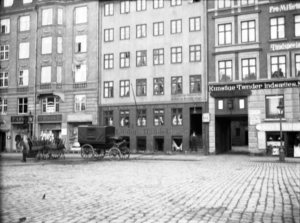 13897.7.13 Christianshavns Torv 2 - 6 fotograferet i perioden 1903-1910. Dateringen 1903 skyldes ejendommen til venstre med navnet Ankerhus, som netop blev opført i dette år.