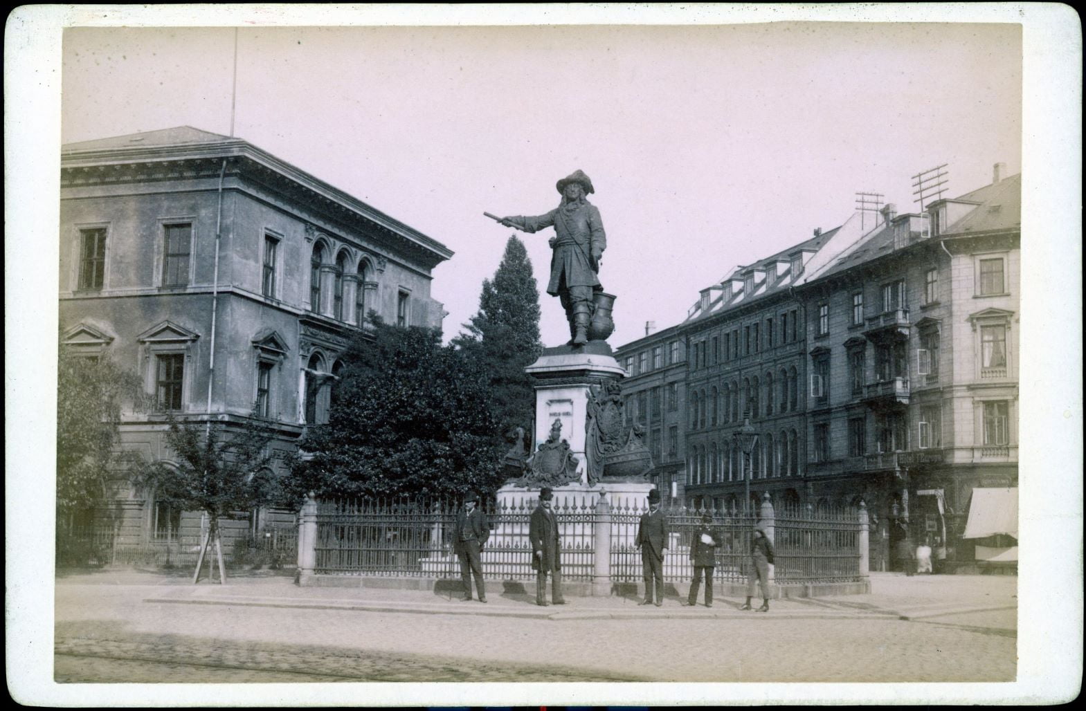 14085.28 Niels Juels statue ved Holmens kanal.