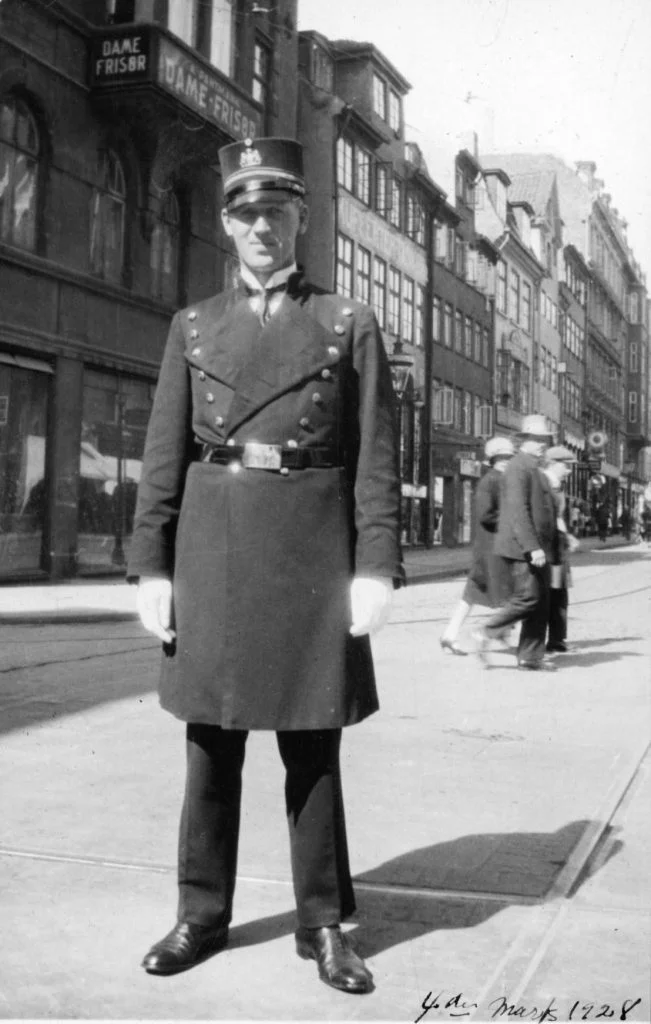 57.544 Betjent Jørgen Aurdal i krydset Dr. Tværgade/ St. Kongensgade i marts 1928. Kbh. byvåben i kasketten. Korpset var kommunalt 1920-1938.