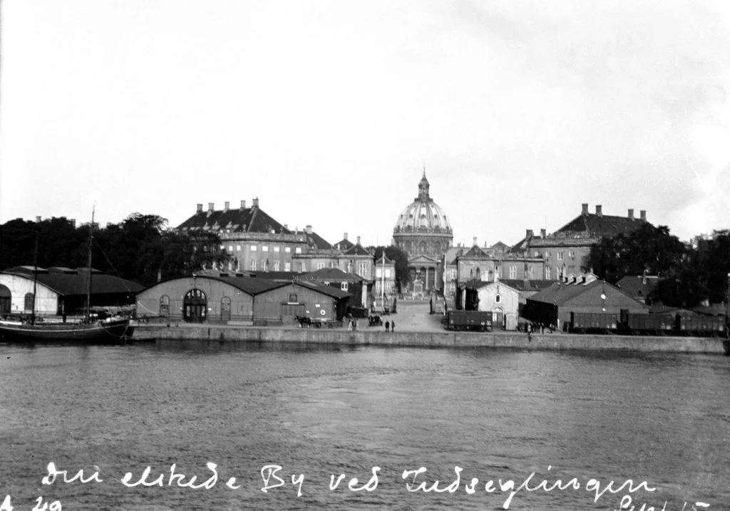 61.51 Larsens Plads, med Amalienborg i baggrunden sept. 1915.