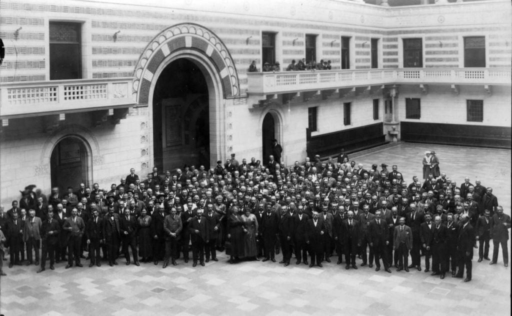 66.18 Personalet på Københavns Rådhus 23. januar 1921. anledning ukendt. Ukendt fotograf.