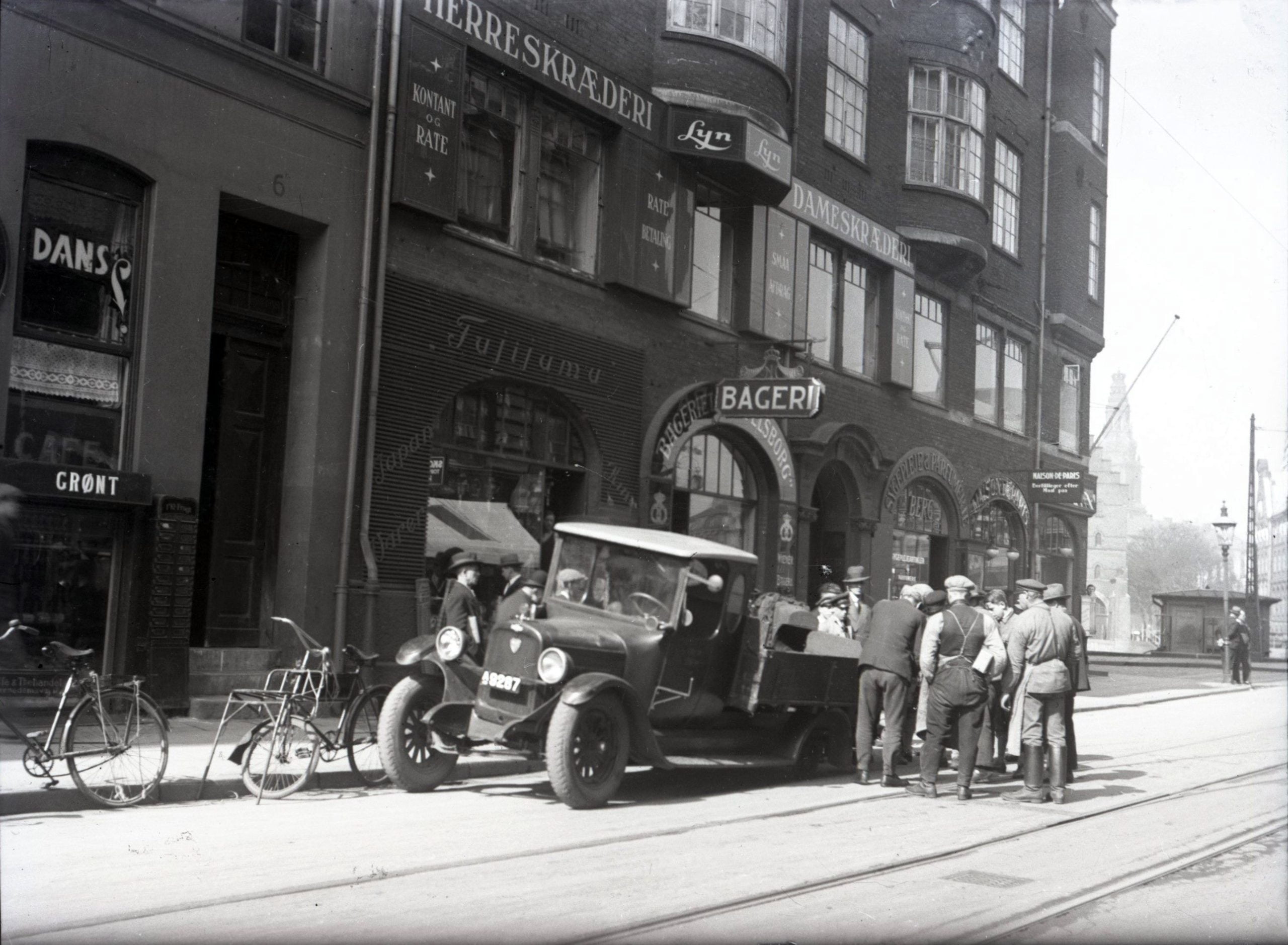 80.205 Bilen holder foran ejendommen Knippelsborg, Torvegade 2, som blev opført i 1912.
